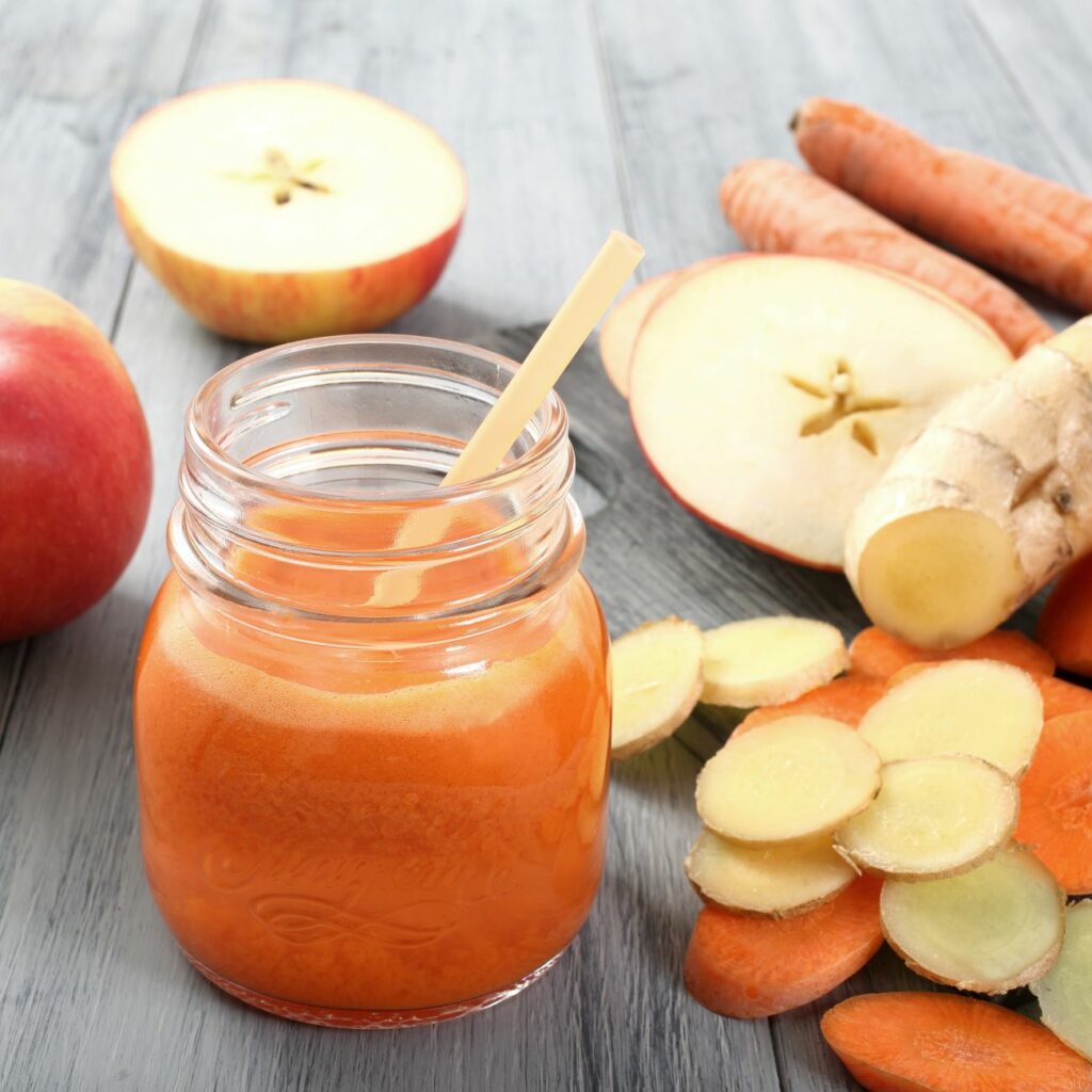 Tálald a friss ACE-gyümölcslét szívószállal egy befőttes üveg alakú pohárban, almával díszítve.