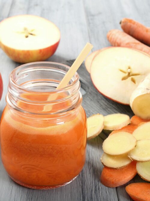 Tálald a friss ACE-gyümölcslét szívószállal egy befőttes üveg alakú pohárban, almával díszítve.