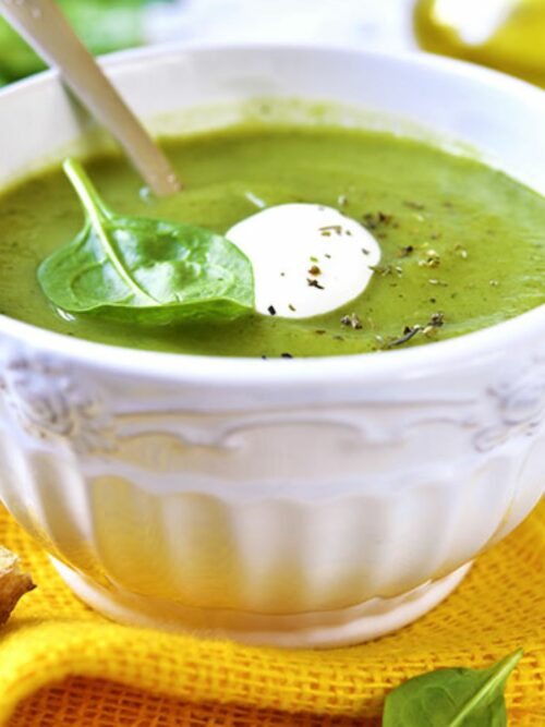 Tálald a brokkolis-spenót levest brokkolival díszítve egy fehér tálban