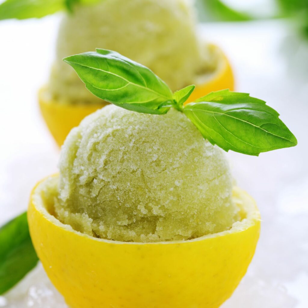 A citromos-bazsalikomos sorbetet egy kivájt citromban tálaljuk.