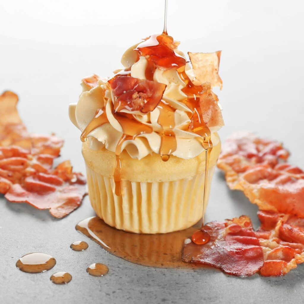 Krémsajtos cukormázas bacon cupcakes látható közelről és fejjel.
