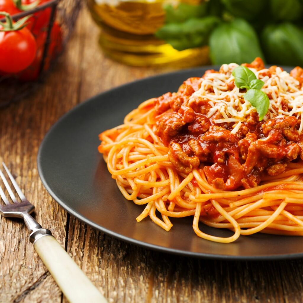 A GrandPrix konyhai robotgépből származó bolognai spagettit mutatnak be.