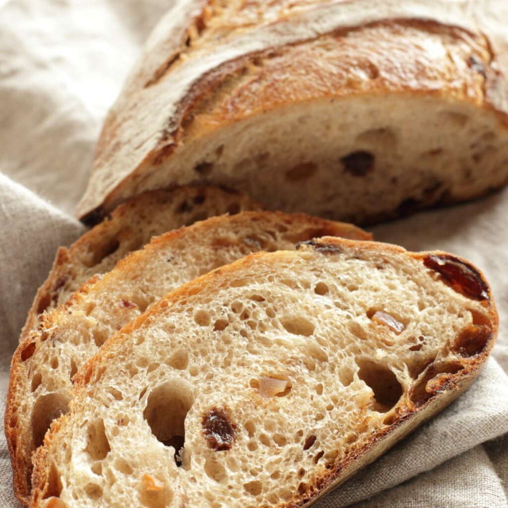 A képen szeletelt burgonyás kenyér szalonnával szerepel.