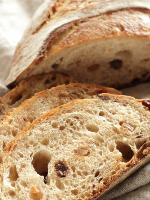 A képen szeletelt burgonyás kenyér szalonnával szerepel.