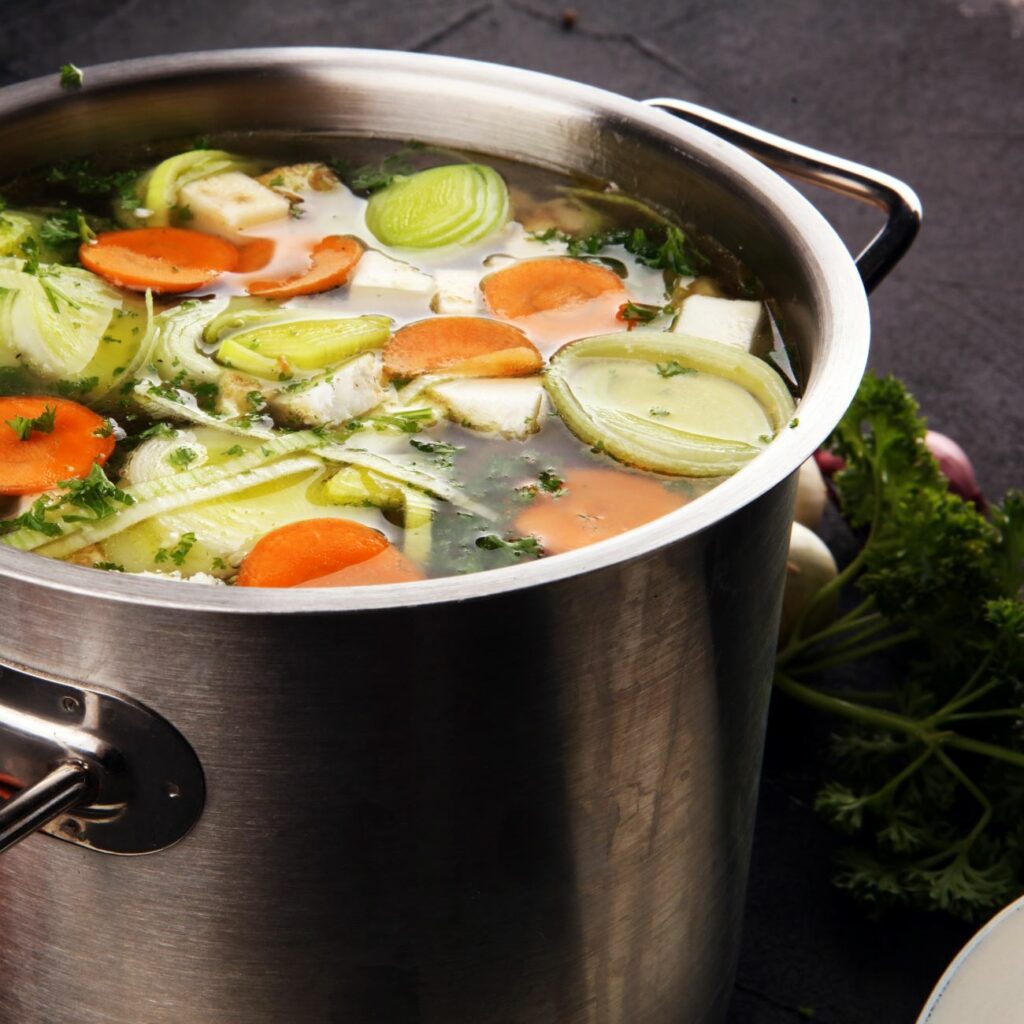 A zöldségalaplé nagy fazékban látható, leszűrés előtt.