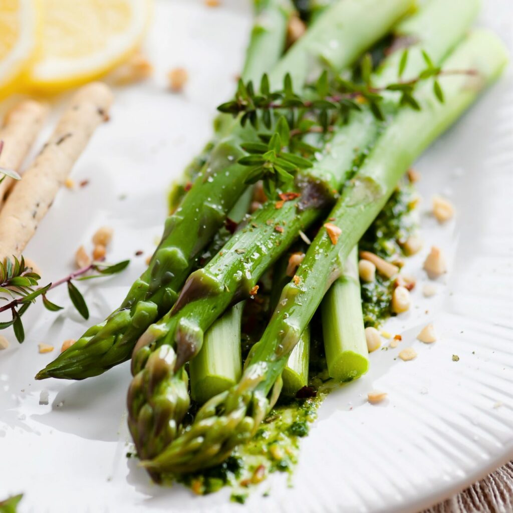 Grüner Spargel Sous Vide wird auf einem Teller serviert