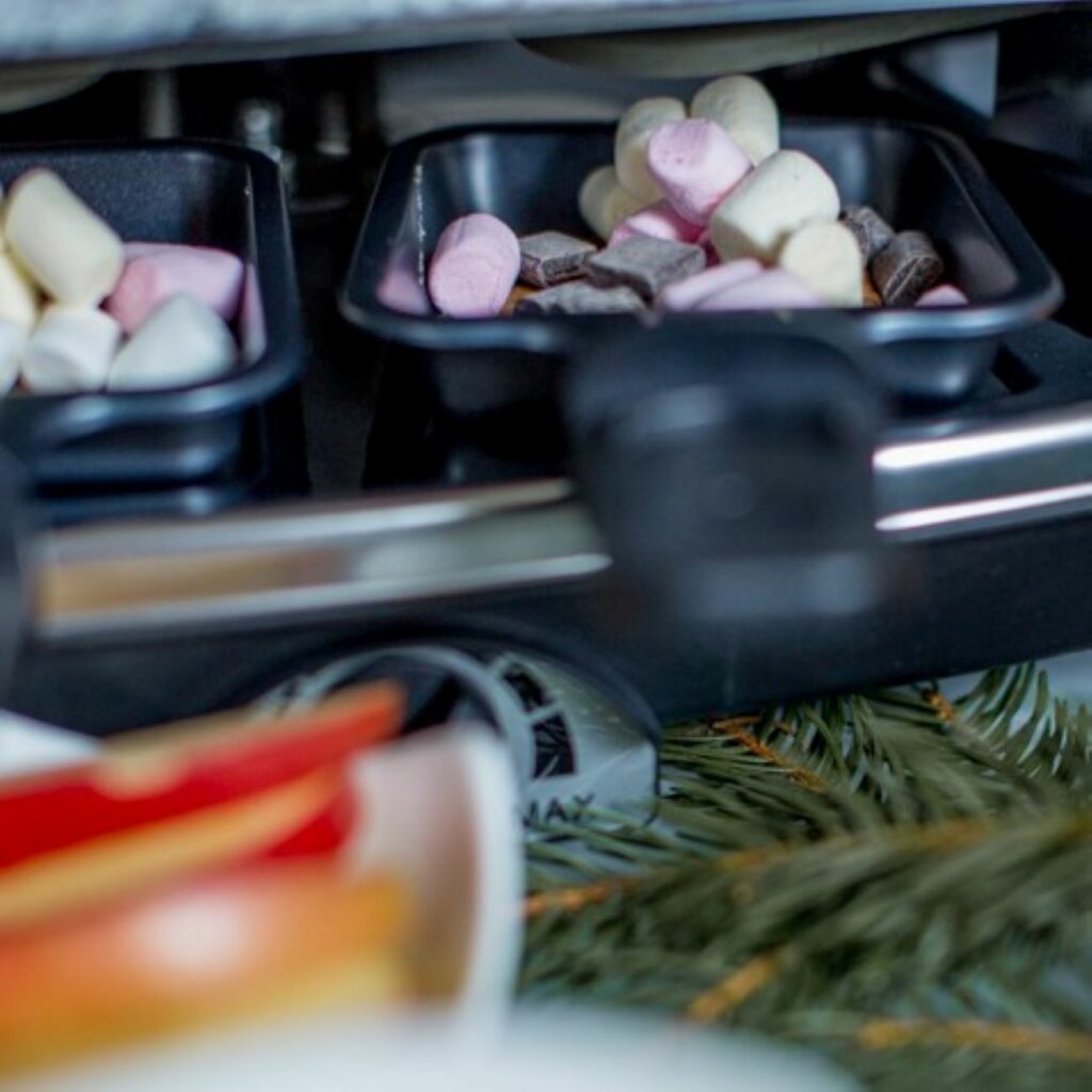 Raclette-Marshmallows werden im Pfännchen im Raclette-Grill gezeigt.