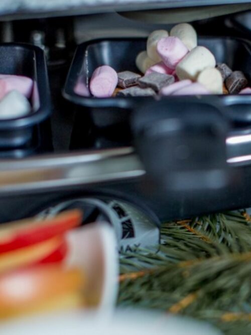 Raclette-Marshmallows werden im Pfännchen im Raclette-Grill gezeigt.