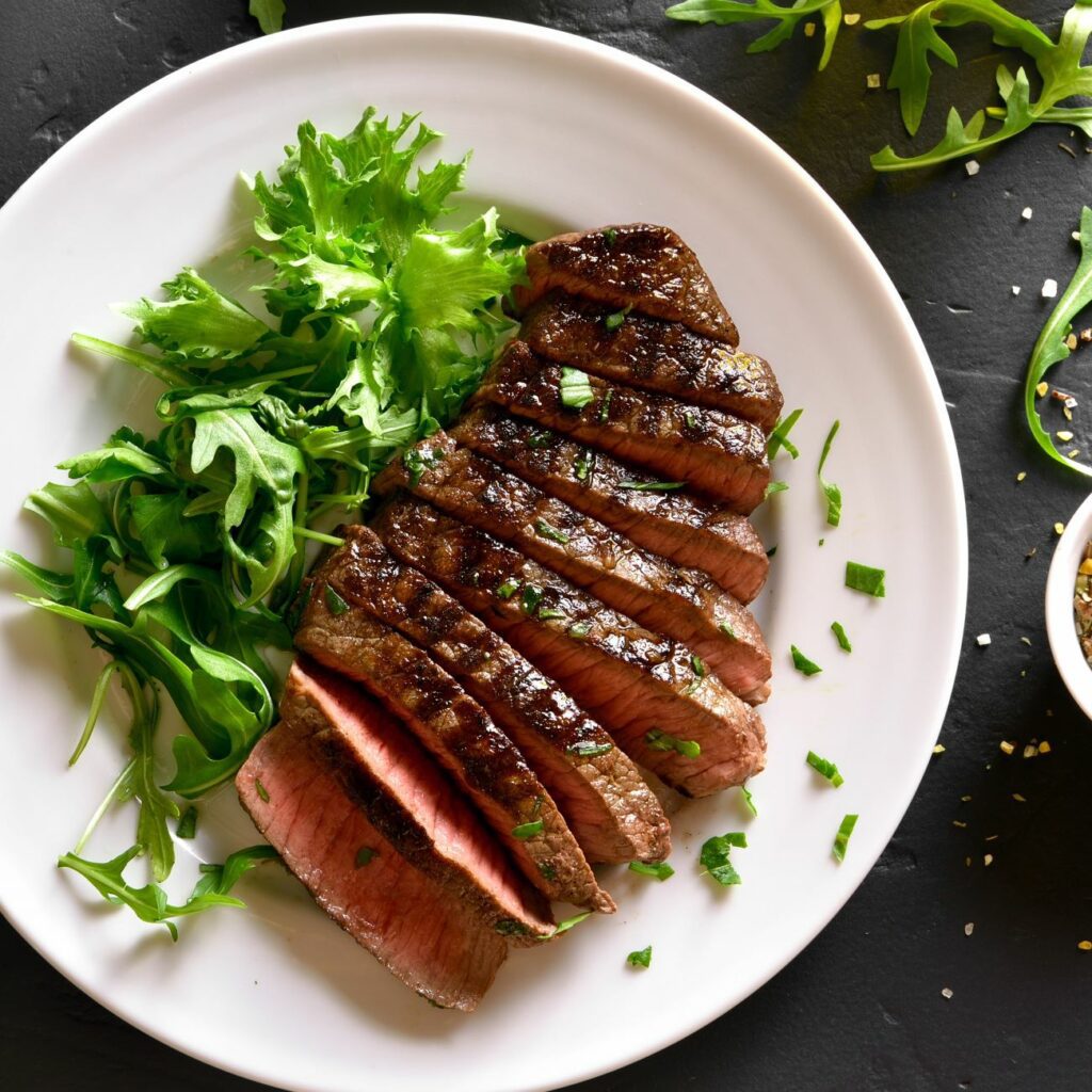 A forró levegős sütőből készült steak felülről salátával vágva látható.