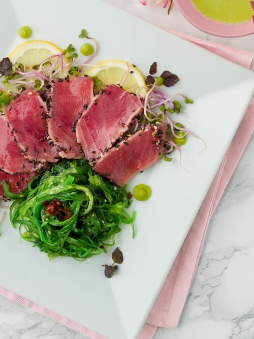 A tonhal tatakit wasabival, hínársalátával és csírával tálaljuk.