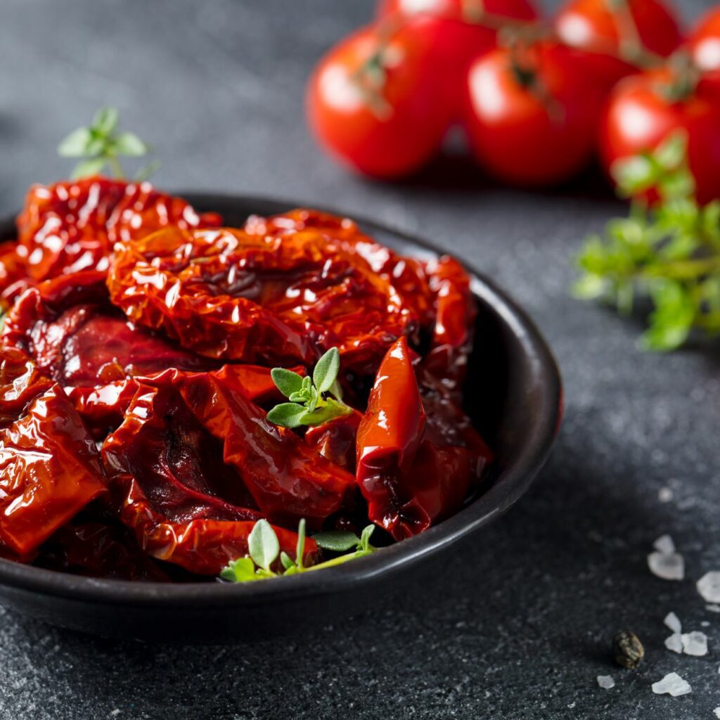 Getrocknete Tomaten werden in einer Schale gezeigt.