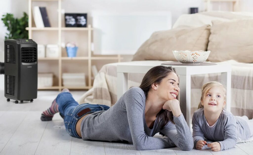 A mobil légkondicionáló a szobában van, és kényelmes környezetet teremt anya és lánya számára.