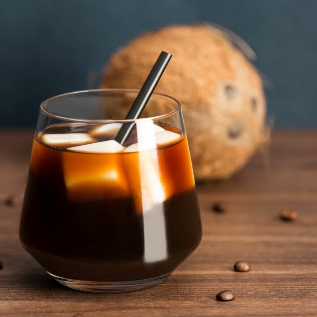 A Coffee on Ice kókusztejjel jégkockákkal egy pohárban, szívószállal tálaljuk.