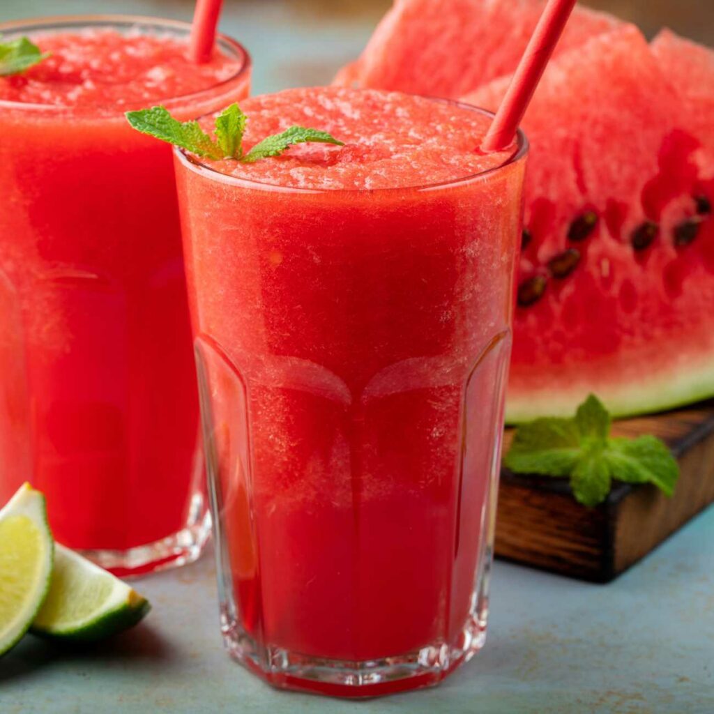 Wassermelonen-Slush wird in zwei Gläsern mit Minze serviert.