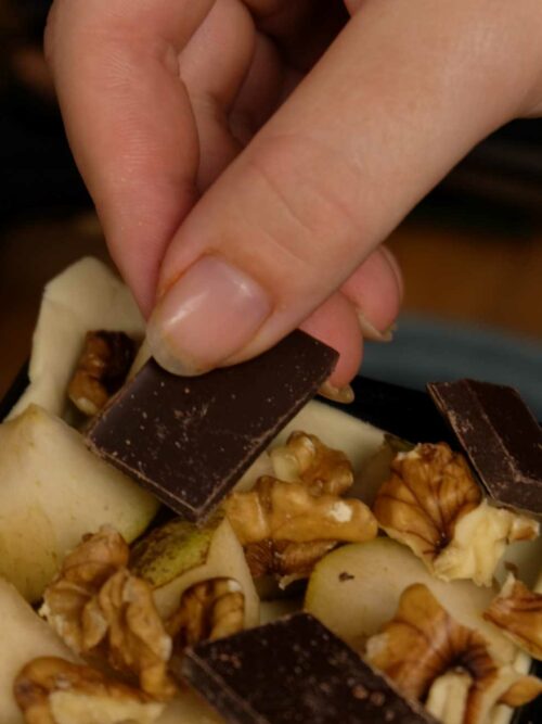 Quiche-Pfännchen wird mit Schokolade belegt.