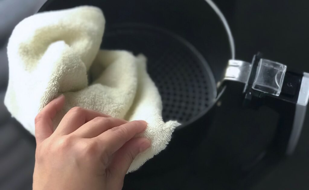 A forrólevegős fritőz kosara puha ruhával tisztítható