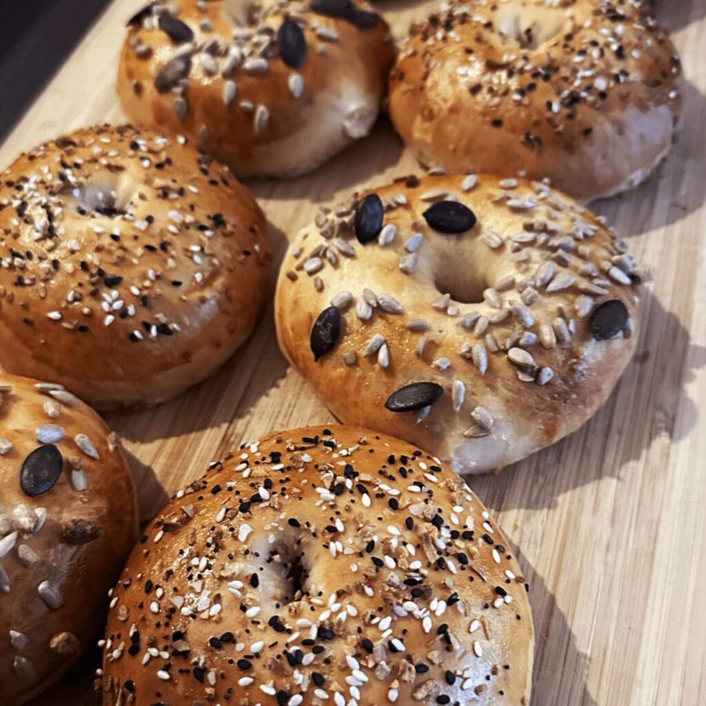 Bagels selber machen: Bagels liegen auf einem Holzbrett