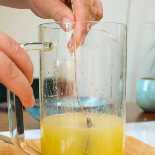 Limonade: Zuckermischung und Zitronensaft vermengen