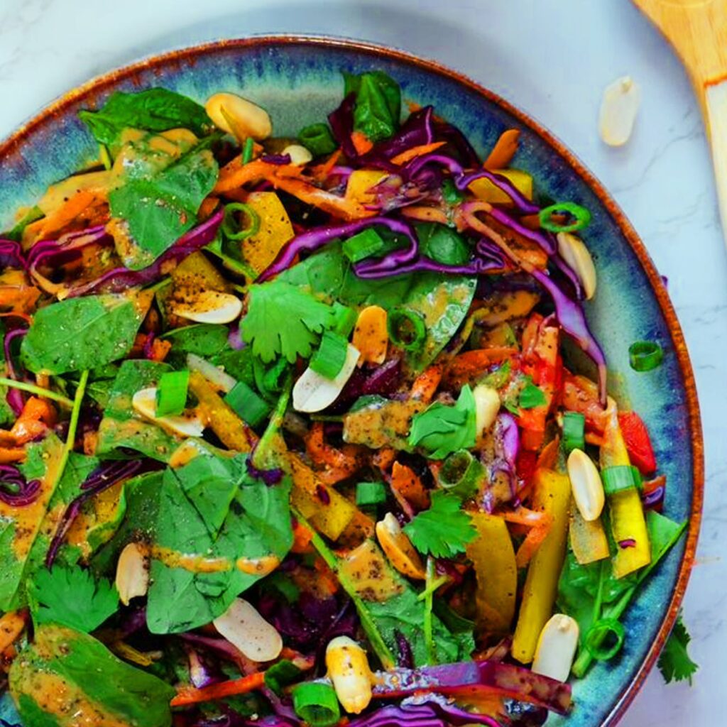 Regenbogen Salat wird in einer Schüssel gezeigt.
